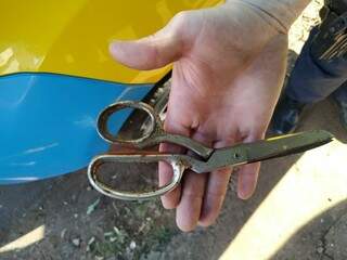 Tesoura usada por homem para investir contra guardas municipais (Foto: Adilson Domingos)