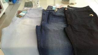 Calça jeans que acabaram de chegar, do tamanho 42 ao 60 (Foto: Divulgação)