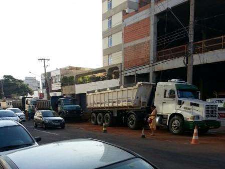 Leitor flagra caminh&otilde;es em fila dupla e trancando sa&iacute;da de carros