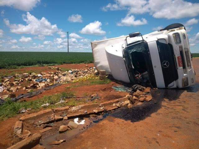 Carreta com carga de &oacute;leo avaliada em R$ 93 mil tomba na BR-359