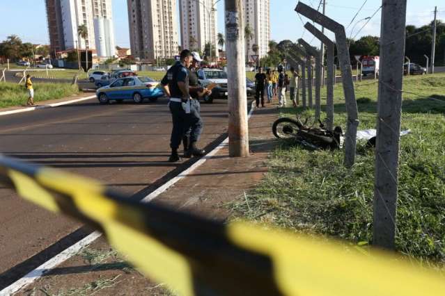 Motociclista de 21 anos perdeu controle em curva e morreu na hora