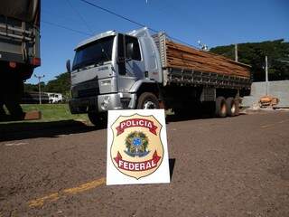 Drogas estavam no meio de uma carga de madeira, em um Ford Cargo. (Foto: Divulgação/PF)