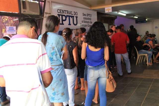 No fim do prazo, contribuinte aguarda horas para garantir 20% de desconto