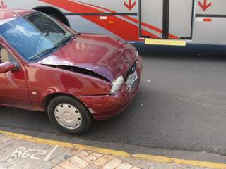 Veículo ficou danificado na parte da frente. (Foto: Simão Nogueira)