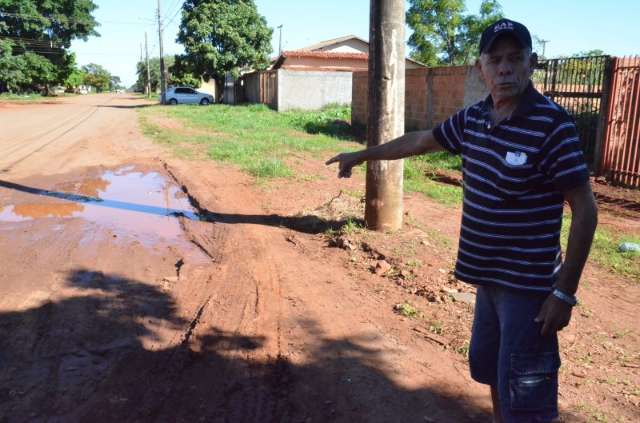 Moradores reclamam de vazamento e rua alagada no bairro Nossa Senhora das Gra&ccedil;as