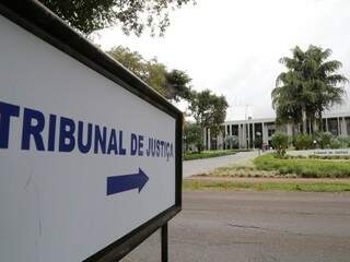 Placa indica sede do TJMS, no Parque dos Poderes, em Campo Grande. (Foto: Marcos Ermínio/Arquivo).