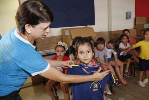 Prefeitura começa a entregar 500 mil kits escolares paras alunos da Reme