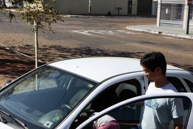 Sem sinaliza&ccedil;&atilde;o e ap&oacute;s v&aacute;rios acidentes, morador pinta "Pare" em cruzamento 