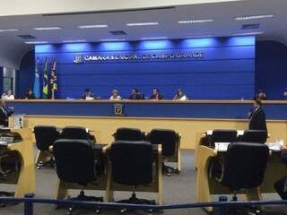 Plenário esvazia enquanto vereadores denunciados concedem entrevistas. (Foto: Alberto Dias) 