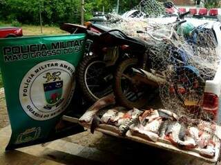 Redes, pescado e motocicletas apreendidas durante operação (Foto: Divulgação/ PMA)