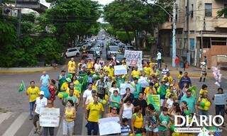 Os manifestantes percorreram algumas ruas da área central da Cidade Branca com cartazes, rosto pintado, vestindo verde e amarelo, da rua Frei Mariano até avenida General Rondon. (Foto: Diário Online)