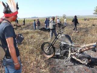 Motos de índios foram queimadas em ataque e fazendeiros, em junho do ano passado (Foto: Helio de Freitas)