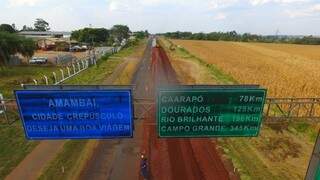Obra na rodovia que liga Amambai a Caarapó com investimentos do Governo do Estado (Foto: Chico Ribeiro