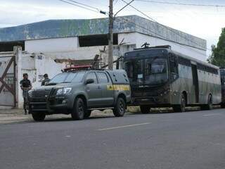 Dois ônibus e uma viatura da Polícia do Exército parados em frente ao local onde foi realizado o treinamento (Foto: Alcides Neto)