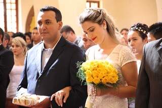 Felizes, casais recebem o sacramento do matrimônio.
