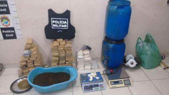 Pol&iacute;cia fecha dep&oacute;sito do tr&aacute;fico com R$ 1,5 milh&atilde;o em drogas; 4 s&atilde;o presos