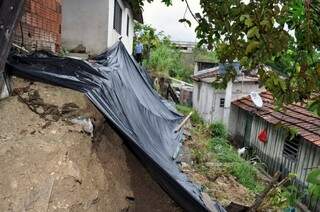Deslizamento interditou duas casas no bairro da Cervejaria. (Foto: Divulgação)