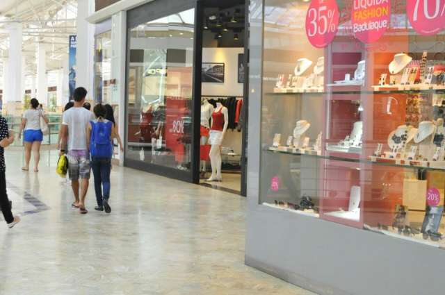Shoppings e com&eacute;rcio abrem hoje; bancos e &oacute;rg&atilde;os p&uacute;blicos s&oacute; na quarta