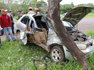 Motorista derrubou uma árvore e só parou após atingir outra. O carro ficou destruído. (Foto: Marcos Ermínio) 