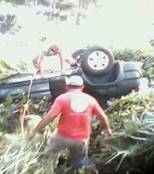  M&atilde;e e filho morrem afogados ap&oacute;s carro capotar na BR-262 em Corumb&aacute;