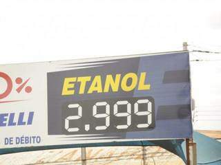 Etanol, que ficou 1,64% mais barato no período, ajudou a reter a inflação (Foto: Paulo Francis).