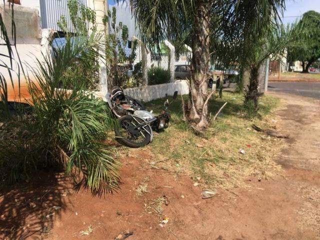 Motociclista fica inconsciente ap&oacute;s invadir contram&atilde;o e bater em maca&uacute;ba