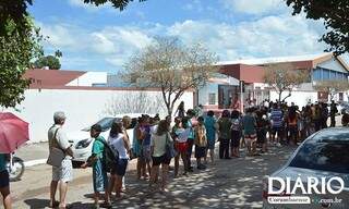 Moradores fizeram fila em busca de vacina contra a gripe que causou morte (Foto: Johonie Midon/Diário Corumbaense)