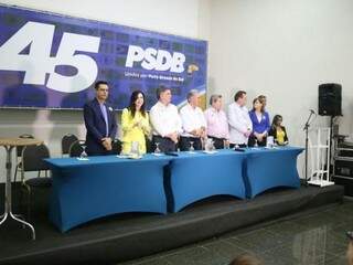 Vereadores e deputado que chegam ao PSDB, ao lado de lideranças tucanas (Foto: Fernando Antunes)
