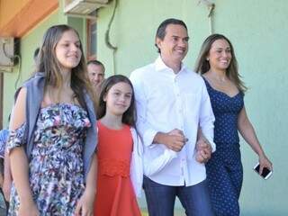 Prefeito eleito, Marquinhos votou em companhia da esposa e duas filhas neste domingo. (Foto: Alcides Neto)