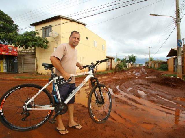 No Aero Rancho, moradores ficam no barro com paralisa&ccedil;&atilde;o de obras de esgoto