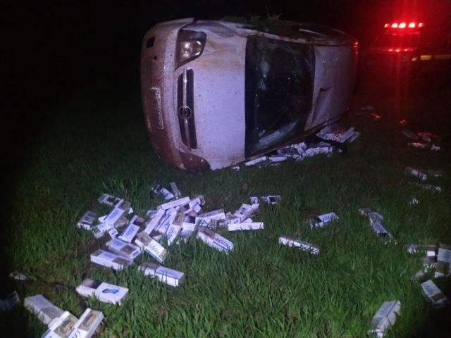 Contrabandista capota carro e abandona 1,5 mil pacotes de cigarros 