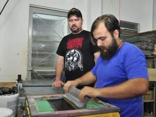 Enrique (Ao fundo) produzindo as camisetas para o bar. (Foto: Divulgação)