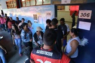 Manhã na escola com maior número de eleitores começou com fila (Foto: Paulo Francis)