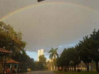 Chuva, &quot;nuvens carregadas&quot; e arco-iris dividem o céu no Parque dos Poderes nesta tarde (Foto: Paulo Francis)