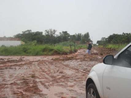 Chuva deixa vias intransitáveis e exige “operação” para sair de casa