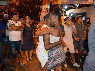 Dá para dançar ao som do samba que acontece na praça do José Abrão (Foto: Alana Portela)