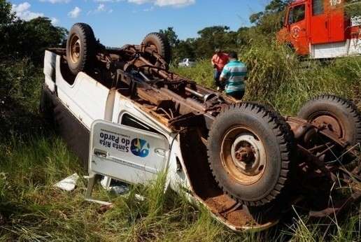 Ve&iacute;culo oficial capota e deixa dois funcion&aacute;rios de prefeitura feridos 