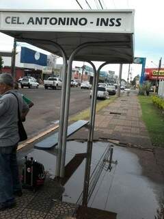 Usuária reclama de precariedade de ponto de ônibus em dia de chuva