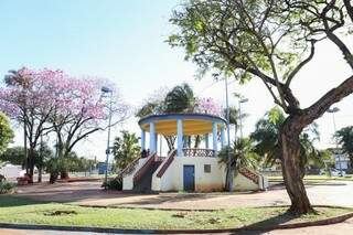 O coreto está na Praça Cuiabá desde 1930 e é um dos encantos do bairro Amambaí (Foto: Alana Portela)