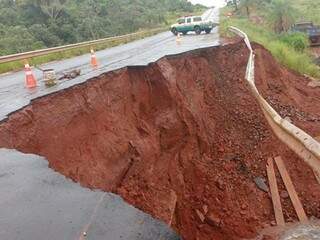 Pista que desmoronou é liberada parcialmente e Agesul inicia obras Pista que desmoronou é liberada parcialmente e Agesul inicia obras