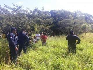 Policiais e parentes do rapaz onde corpo foi encontrado, na zona rural de Pedro Juan (Foto: Porã News)