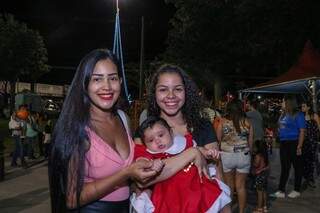 Laudicéia Flor Fernandes, 24 anos com as filhas (Foto: Henrique Kawaminami)