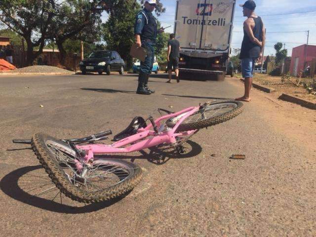 De bicicleta, menina &eacute; atropelada por caminh&atilde;o no Aero Rancho