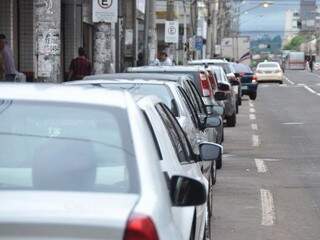Veículos estacionados no centro de Campo Grande. Contribuintes podem pagar IPVA em parcela única ou em até cinco vezes, sem desconto. (Foto: Marcos Ermínio)
