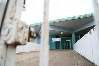 No colégio estadual Lúcia Martins Coelho, portões fechados. (Foto: Marcos Ermínio)