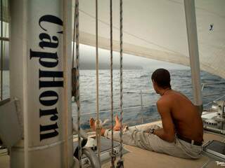 Tassio a bordo do veleiro comprado em 2010. (Foto: Divulgação)