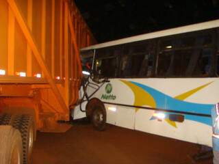 O acidente foi entre um ônibus da viação Netto, que transportava trabalhadores da usina Monte Verde, com uma carreta. (Foto: Dourados News) 