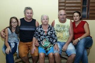Foto em família, a bisneta Ana Clara à esquerda, ao lado de Milton e no centro Leonor, e o filho José de camiseta amarela ao lado da sobrinha Bianca (Foto: Kisie Ainoã)