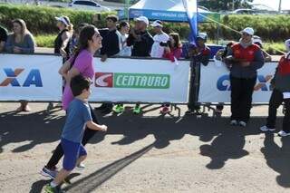 Competindo ou torcendo, m&atilde;es marcam Circuito de Corrida da Caixa 