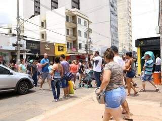 Consumidores lotam travessia de cruzamento do Centro neste sábado (Foto: Kísie Ainoã)